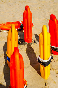 地中海沙滩上救援浮标的特写、安全假期、救援工具