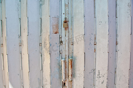 古典烫金边框摄影照片_前门旧复古古典金属强折叠门