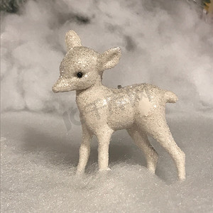 闪闪发光的羔羊雕像和假雪的圣诞场景