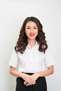 穿着白衬衫和裙子的美丽快乐的亚洲年轻微笑女商人