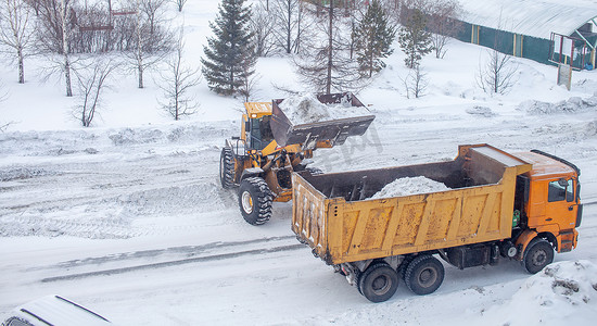 冬季从雪中清洁和清洁城市道路