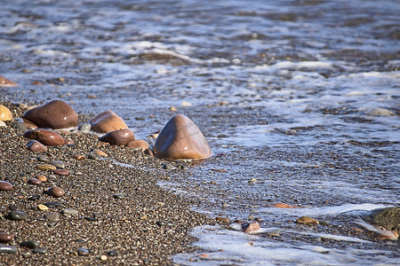 海滩岸边的一组岩石