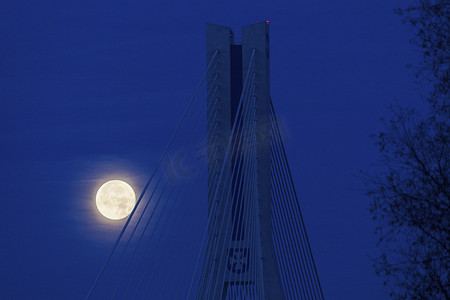 超级心动摄影照片_热舒夫 Tadeusz Mazowiecki 桥旁的超级月亮