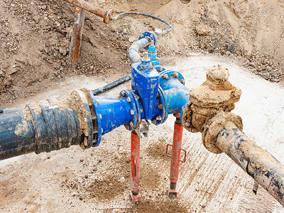 管管摄影照片_郊区饮用水供水系统维护。