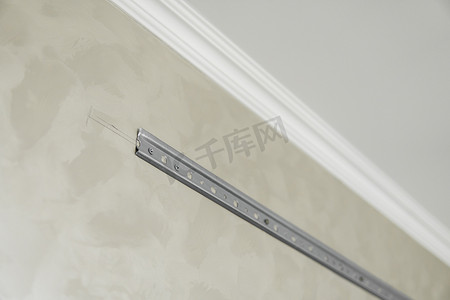 用于将厨柜安装在墙上的不锈钢安装导轨特写。