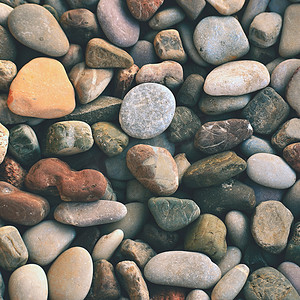 海边沙滩上美丽的五颜六色的石头。