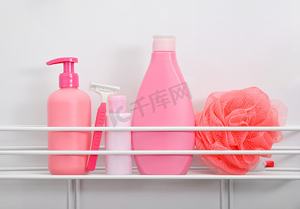 白色浴缸中的粉色瓶卫生用品