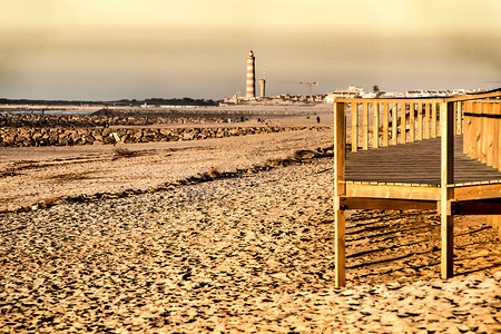 脱欧摄影照片_阿威罗美丽的海滩，带沙丘和木制走道