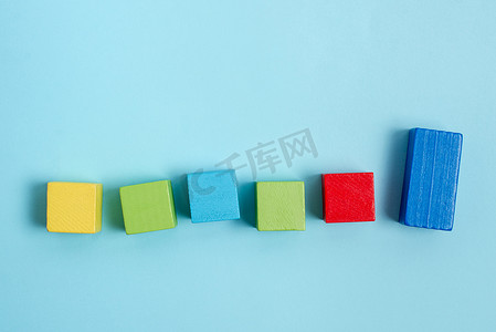 用多色抛光的样品立方体矩形盒，象征着稳定的增长发展，在表面上以不同的视角对齐，受电子用品配件的限制