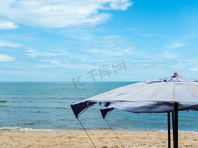 在七岩海滩的大伞