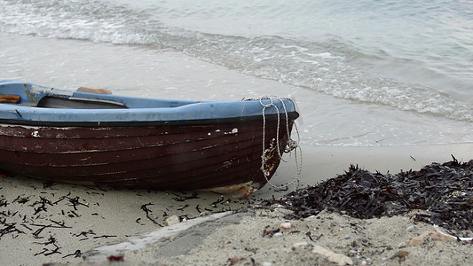 3D 插图-渔船躺在沙滩上