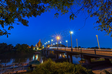泰国彭世洛桥 (Suphankanlaya 桥) 上道路夜间交通灯的颜色。