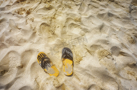 金色沙滩上的沙滩拖鞋
