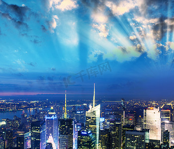 纽约市日落后令人惊叹的曼哈顿天际线