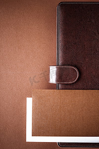 办公桌上的复古商务公文包，平面背景