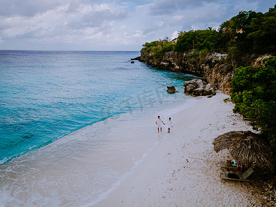 库拉索岛 playa Kalki 的海滩和码头，热带海滩，从空中无人驾驶飞机可以看到带棕榈树的海滩