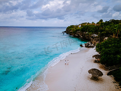 飞机大海摄影照片_库拉索岛 playa Kalki 的海滩和码头，热带海滩，从空中无人驾驶飞机可以看到带棕榈树的海滩