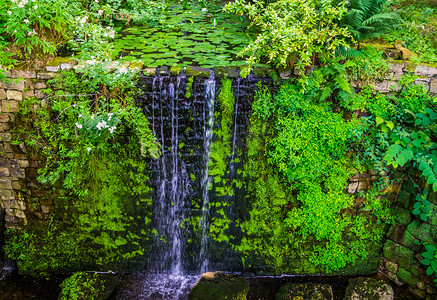 池塘瀑布摄影照片_以瀑布结尾的池塘，美丽的园林建筑，自然背景