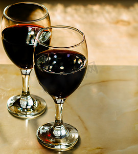 红酒杯免抠素材摄影照片_一杯红酒，用一杯酒庆祝一个时刻，为美食家提供精美的酒