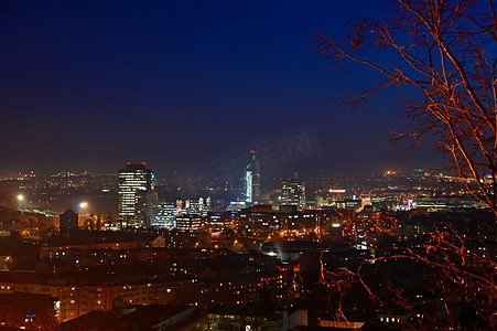 夜间照片摄影照片_城市与建筑物的夜间照片。