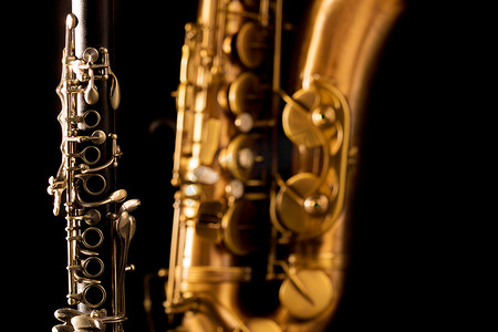 古典背景摄影照片_古典音乐萨克斯次中音萨克斯管和黑色单簧管