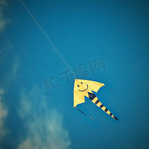风筝玩具摄影照片_风筝在美丽的秋天大风天放飞。