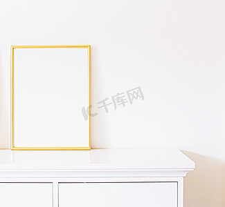 白色家具上的金色框架、豪华家居装饰和样机设计、海报印刷和可印刷艺术、网上商店展示