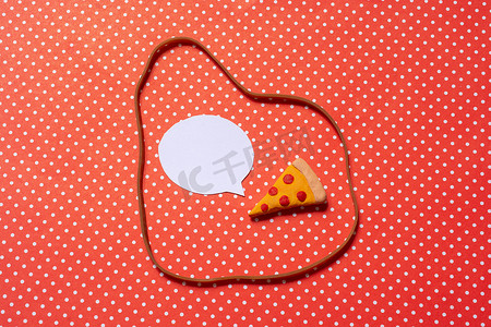 聊天气泡圈摄影照片_用橡皮筋和语音气泡圈出的一块比萨饼图标