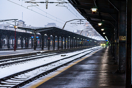 罗马尼亚摄影照片_2021年罗马尼亚布加勒斯特寒冷多雪的日子里，北火车站（Gara de Nord）