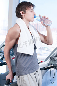 健身房喝水的男人