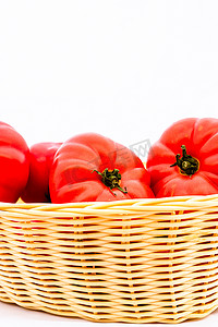 柳条篮中新鲜可口的红番茄被隔离