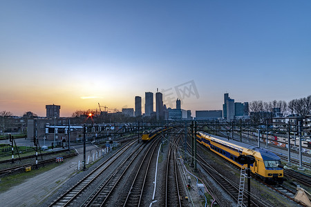 海牙（荷兰语 Den Haag）天际线在火车站后面的日落时刻