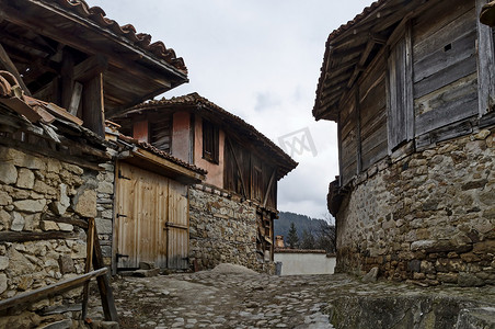 Koprivshtitsa 以其鹅卵石街道而独特的小镇，涂有明亮色彩的房屋，带有阳台和风景如画的屋檐
