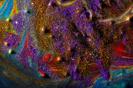紫色和金色摄影照片_五颜六色的丙烯酸背景，卷发上洒着紫色和金色的火花。