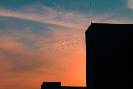 黄昏下的建筑摄影照片_夕阳下城市建筑的剪影