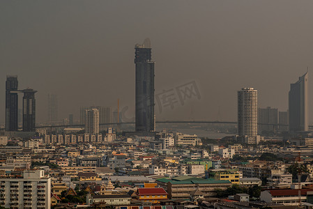 社区蓝天摄影照片_曼谷夜景的鸟瞰图与摩天大楼和蓝天，风景照片。
