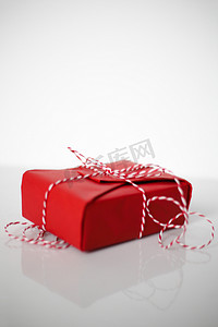 圣诞礼盒红色摄影照片_圣诞礼盒