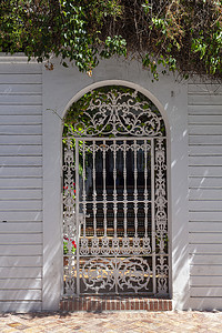 封闭的旧复古木门，带白色混凝土 wa 门锁