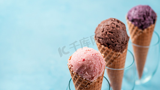 锥形冰淇淋勺，蓝色复制空间