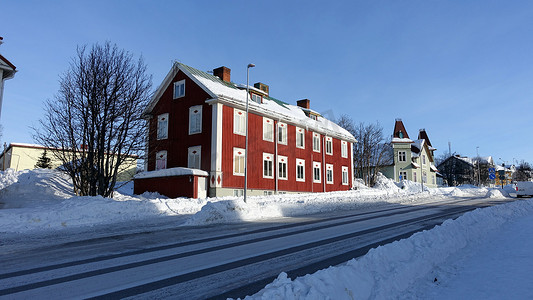 瑞典基律纳，2020 年 2 月 23 日。冬季，基律纳雪域中心街道之一的历史别墅