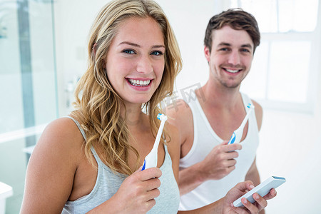 年轻夫妇在家刷牙