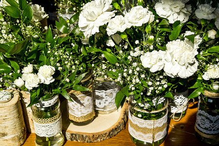 婚礼装饰表设置和鲜花。