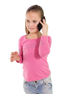 可爱的小女孩在智能手机上聊天