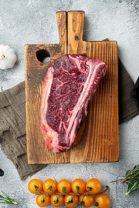 生鲜大理石肉黑安格斯牛排，俱乐部牛排切块，在木切板上，顶视图平躺