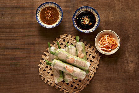 春卷酱摄影照片_越南春卷 - 米纸、生菜、沙拉、粉丝、面条、虾、鱼露、甜辣椒、大豆、柠檬、蔬菜。