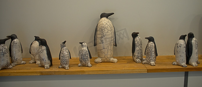 木架上的企鹅陶瓷雕像