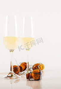 玻璃杯中的豪华香槟，庆祝新年或重要活动的节日方式，用起泡酒敬酒