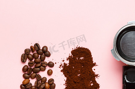 研磨咖啡摄影照片_浓咖啡机过滤器、研磨咖啡和咖啡豆的细节。