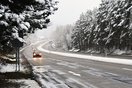 冬天路上有雪的汽车。