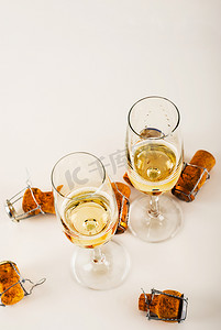 重要内容摄影照片_玻璃杯中的豪华香槟，庆祝新年或重要活动的节日方式，用起泡酒敬酒